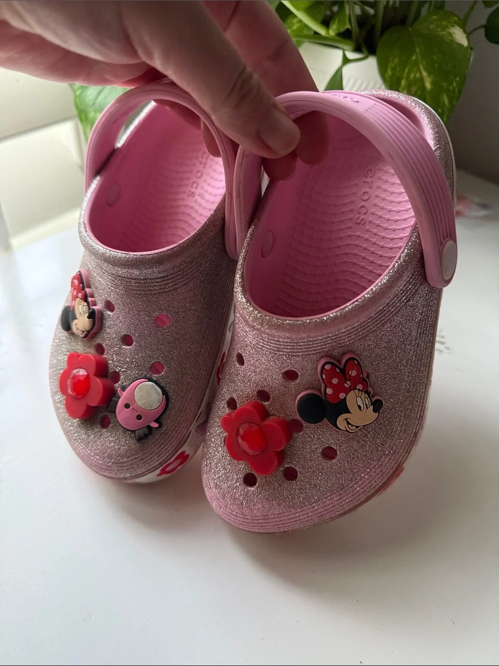 CROCS Girl’s Glitter Disney Clog with Minnie & Flower Charms - Pink